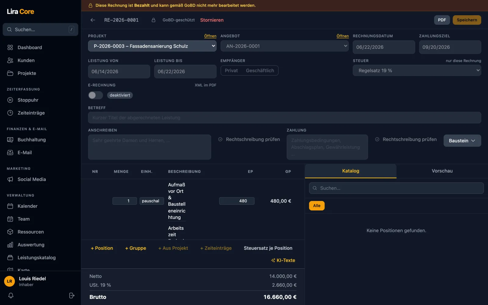 Rechnungseditor in LiraCore Management mit Positionen, Knöpfen zum Übernehmen aus Projekt und Zeiteinträgen sowie Netto, Umsatzsteuer und Brutto