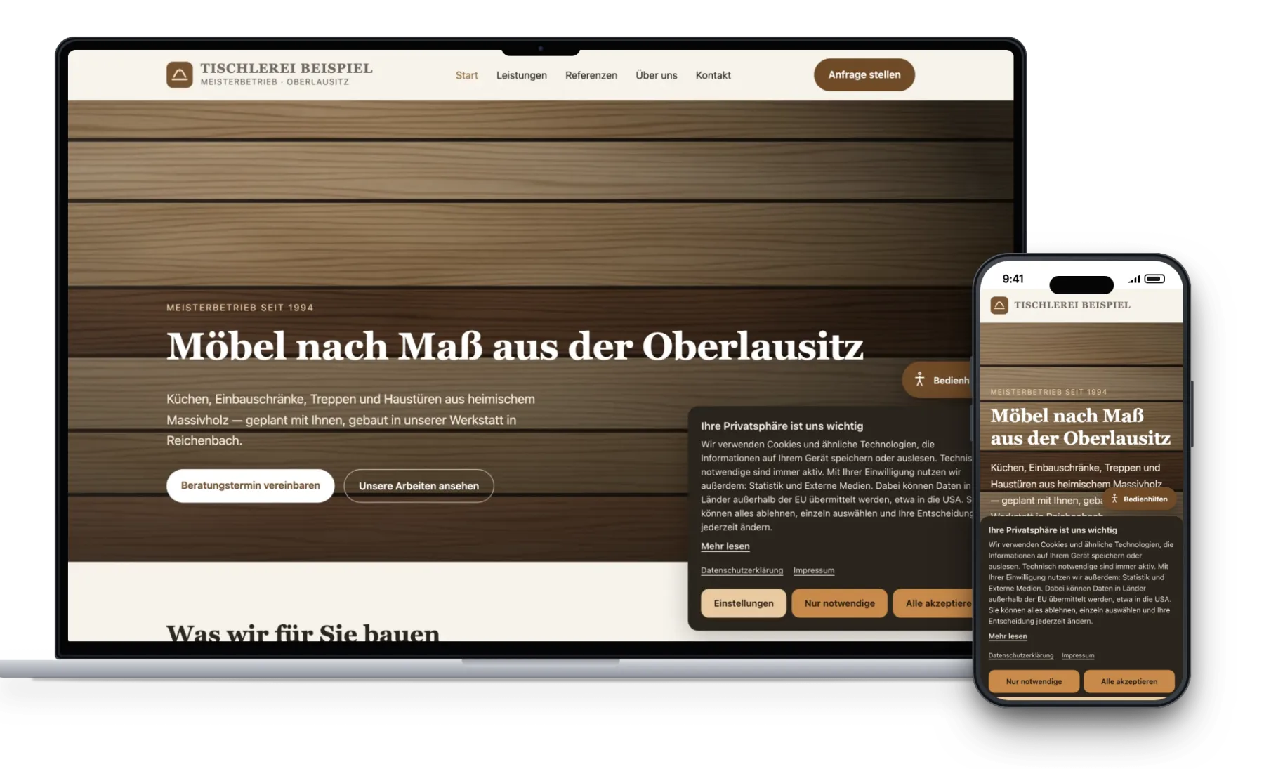Website einer Beispiel-Tischlerei auf Laptop und Handy mit dem LiraCore Cookie-Banner und drei gleichwertigen Knöpfen