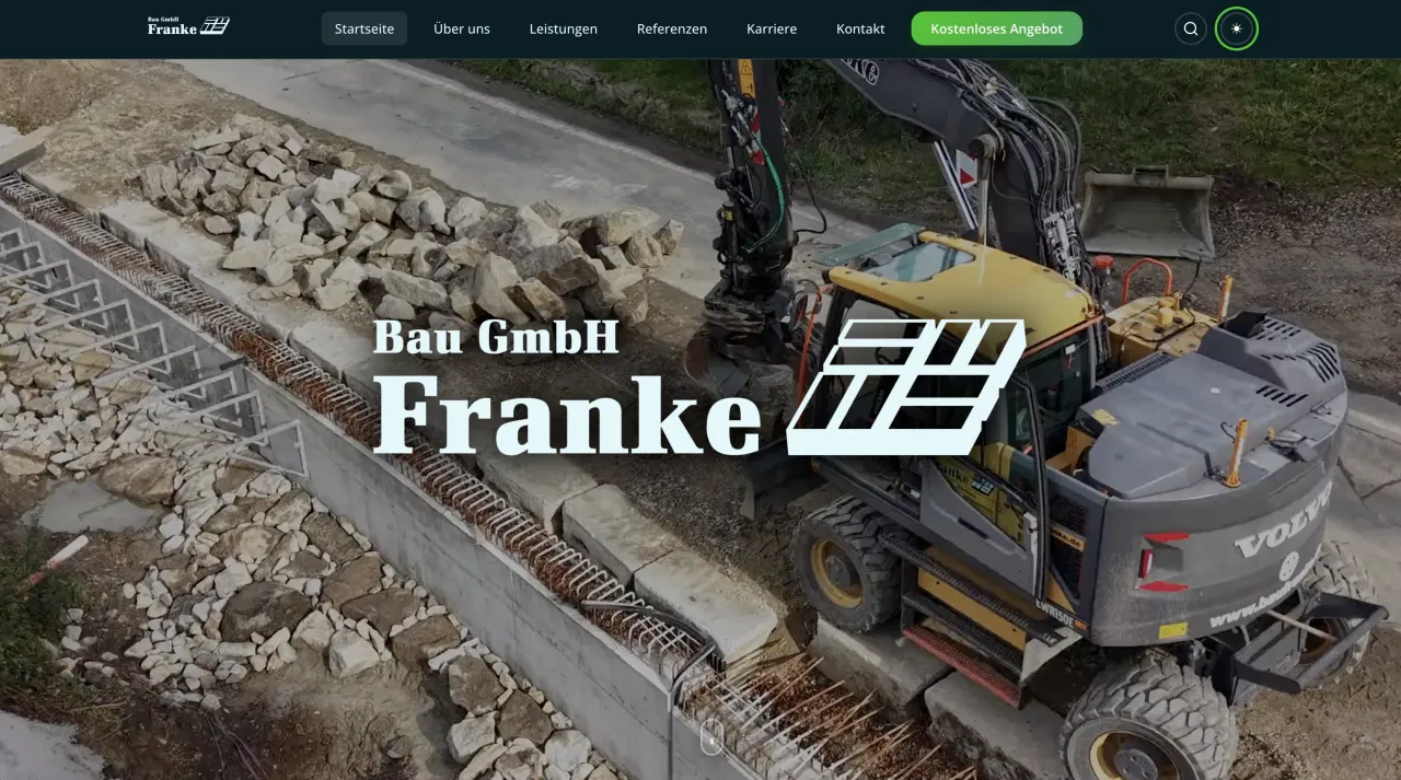 Startseite der Website der Bau GmbH Franke mit Bagger auf der Baustelle